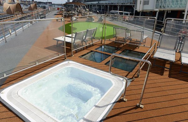 Der Whirlpool auf dem Sonnendeck steht den Gästen zur Verfügung