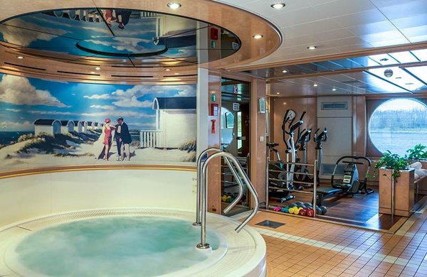 Der Wellnessbereich sowie das Fitnessstudio