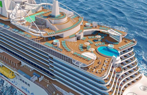 Das Pooldeck mit seinem Infinity Pool am Heck des Schiffes und zahlreichen Liegemöglichkeiten