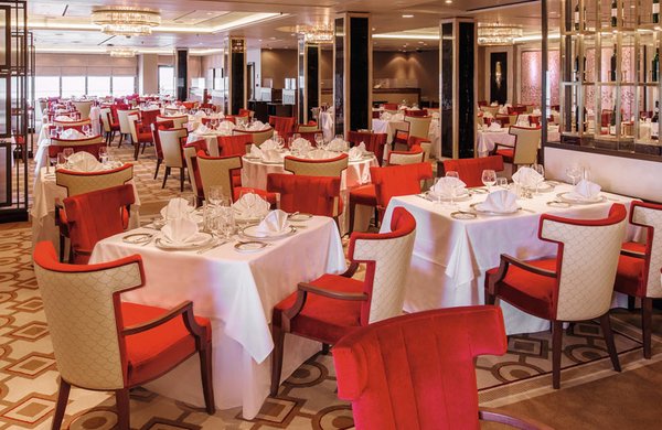 Das exklusive Queens Grill Restaurant bietet Speisen und Getränke auf 3 Sterne Niveau