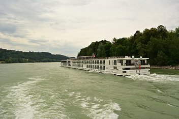 Flusskreuzfahrtschiff auf der Donau