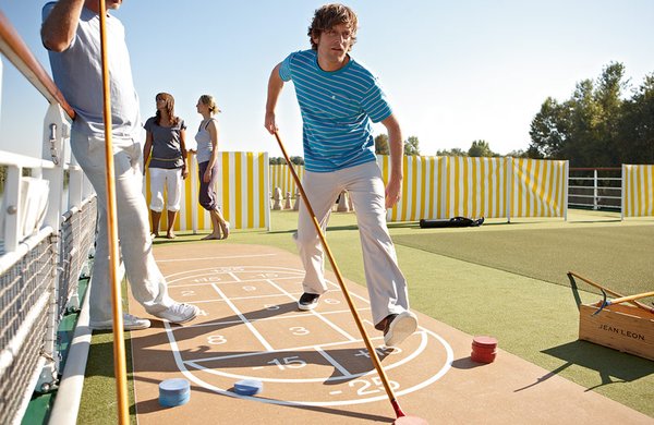 Nehmen Sie an Shuffleboard teil