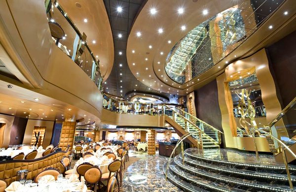 Das modern ausgestattete Atrium des Schiffes