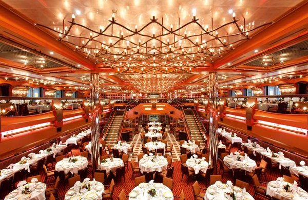 Im Hauptrestaurant werden köstliche Speisen Italiens und aus der ganzen Welt gezaubert