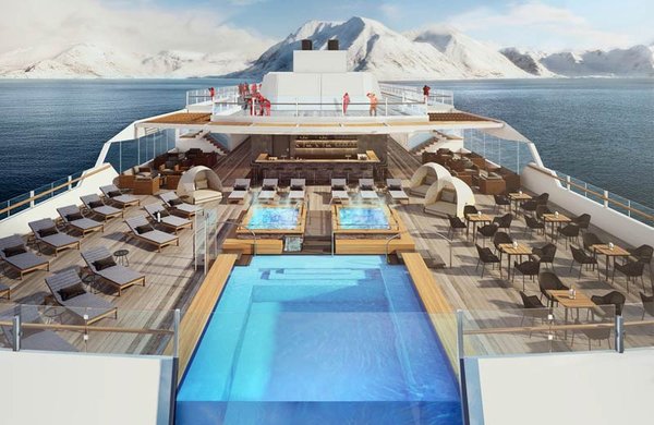 Das Pooldeck mit zahlreichen Liegen