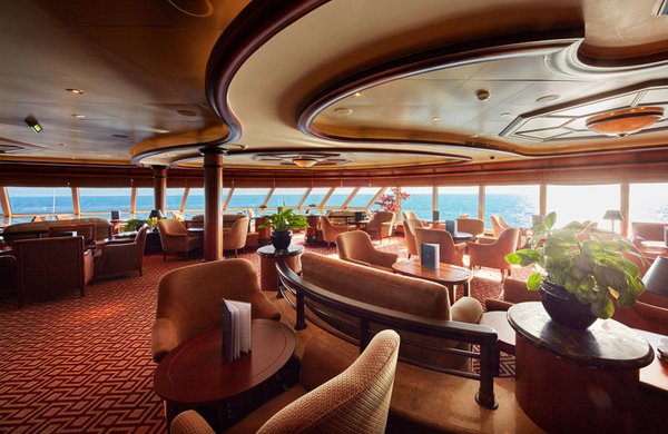 Im Commodore Club den Ausblick genießen und mit anderen Gästen in Kontakt kommen