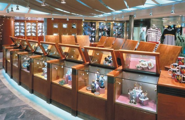 Behalten Sie das Schiff in Erinnerung! Geschenke und mehr finden Sie im Souvenir Shop
