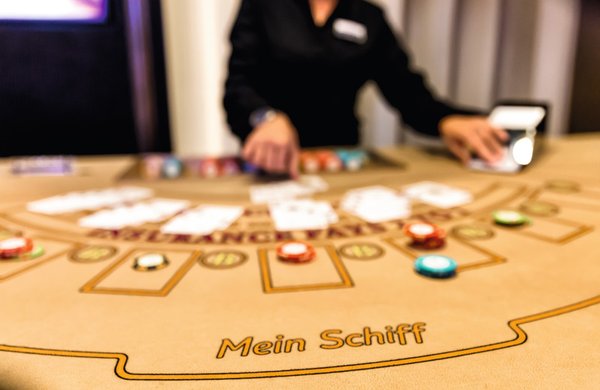 Das allseits beliebte Kartenspiel Black Jack wird am Tisch angeboten.