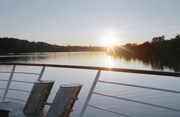 Genießen Sie den Sonnenuntergang auf dem Deck