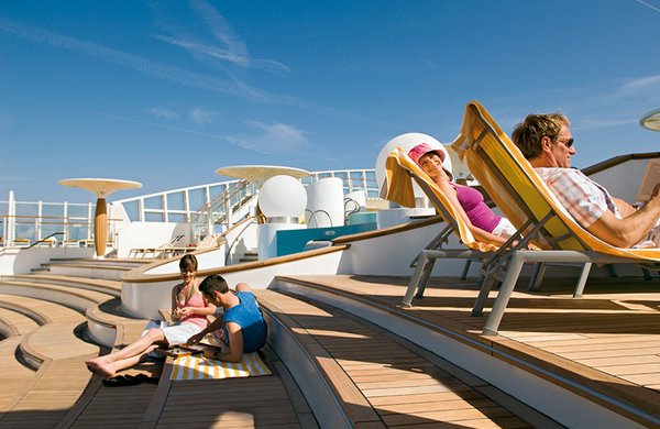 Relaxen auf dem Pooldeck