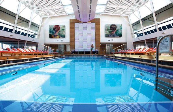 Mit dem Indoor Pool trotz schlechtem Wetter baden gehen