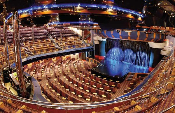  Ein dreistöckiges Theater lässt die Gästen mit Shows und Musicals begeistern