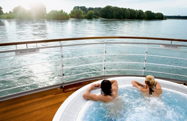 Der Whirpool mit Blick auf die Flusslandschaft