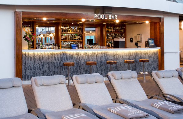Die Poolbar bietet zahlreiche Cocktails und Softdrinks an