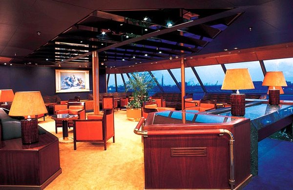 Entspannen Sie sich in der Lounge mit Blick auf das Meer