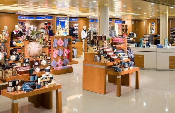 Zahlreiche Einkaufsmöglichkeiten bieten sich in der Shopping Area an
