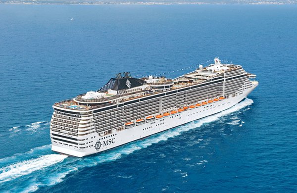 Das 333m lange Schiff ist das Schwesternschiff der MSC Fantasia