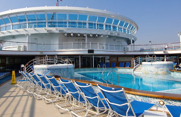 Der große Hauptpool auf dem Sonnendeck begeistert mit vielen Liegen, genug Platz zum Schwimmen und zwei Whirlpools