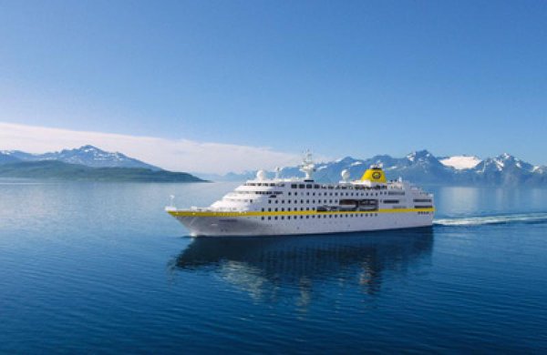 Die MS Hamburg in Spitzbergen