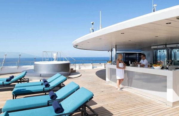 Sonnendeck mit Bar