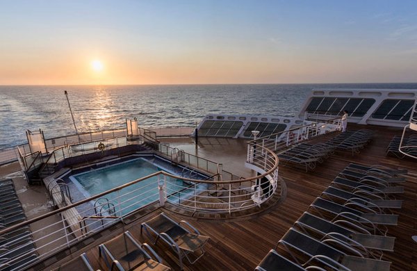 Entspannen Sie sich auf dem Sonnendeck und genießen Sie den Ausblick auf das Meer
