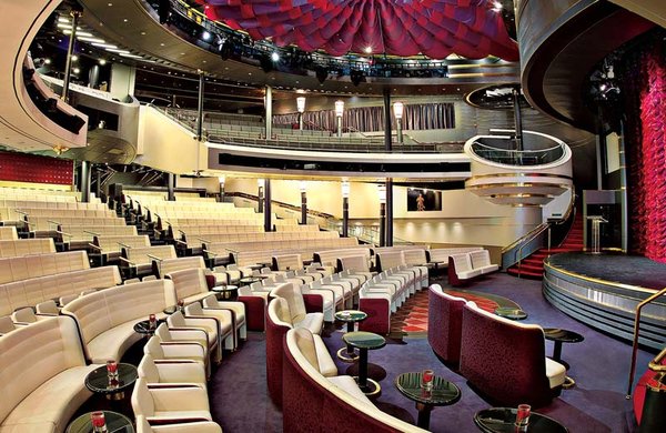 Den Abend lassen Sie nach einer spektakulären Show im Theater ausklingen