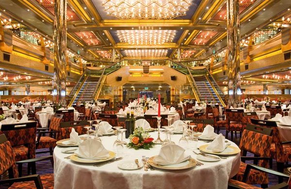 Die Gäste genießen im Hauptrestaurant ein reichhaltiges gastronomisches Erlebnis