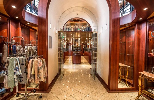 Stöbern Sie im Souvenirshop der Swiss Ruby