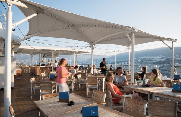 Die Aussenalster Bar bietet sich für einen Snack geradezu an