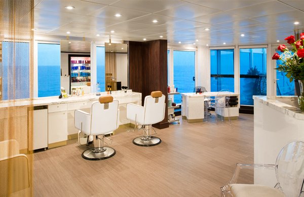 Lassen Sie es sich im Friseursalon mit Maniküre gut gehen