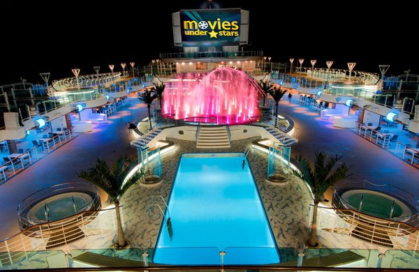 Bei Nacht wird das Sonnendeck mit Pool zum großen Entertainmentbereich mit Kinoleinwand und Fontänen