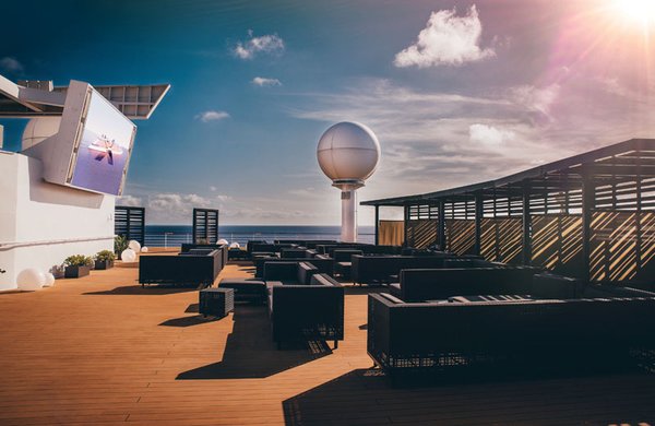 Sonne tanken auf dem "Dach" der Celebrity Infinity