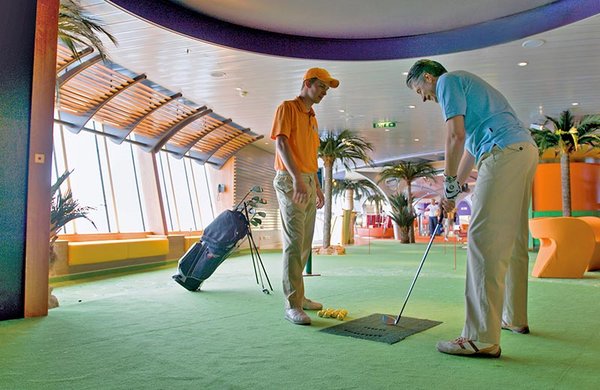 AIDAbella – Entspannung auf dem Golfdeck