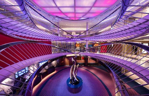 Blick in das Atrium des Schiffes