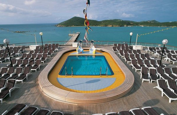 Das Deckpool lädt Sie zum Schwimmen und Relaxen unter der Sonne ein