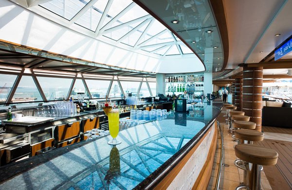 Leckere Cocktails bei imposanten Ausblick in der Sea View Bar