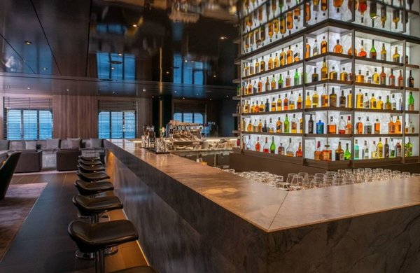 Edle Getränke inklusive - u.a. Champagner und 100 Whiskysorten