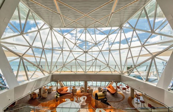 Beherbergt zahlreiche Restaurants und Bars - der Diamant der Mein Schiff 3