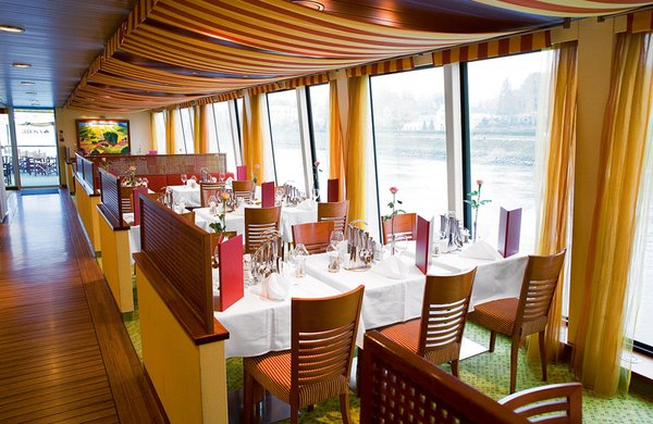 In einer stilvollen Atmosphäre genießen Sie Ihre Mahlzeiten im Restaurant