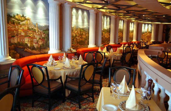 Leckere Pizzen und leckeren Wein erhalten Sie in der Trattoria