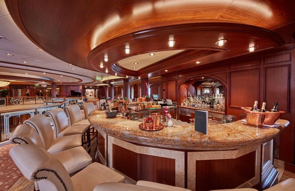 In der Midships Lounge finden Sie eine reichhaltige Auswahl an Drinks sowie kalten und warmen Canapes
