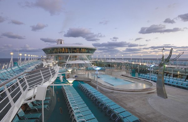 Der Poolbereich mit Swimmingpool und vielen Liegen